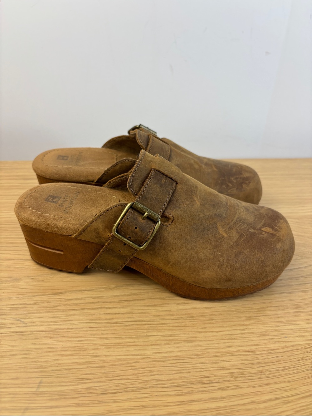 Classic White Mountain “Behold” Rustic Leather Clogs Woman’s 6